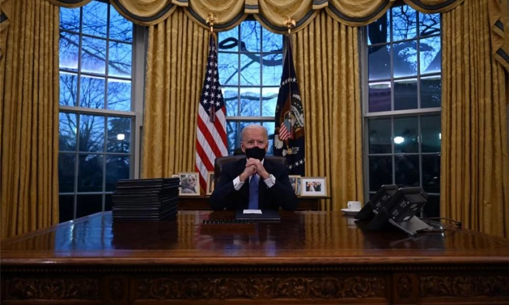 Ο Τ. Μπάιντεν ξήλωσε τις αποφάσεις Τραμπ -Επαναφέρει τις ΗΠΑ στον ΠΟΥ, ακυρώνει την ταξιδιωτική απαγόρευση σε μουσουλμάνους